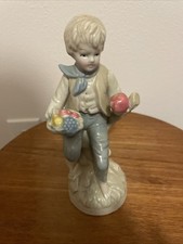 Estatuilla de porcelana similar a Lladro niño con cesta de frutas hecha en Taiwán