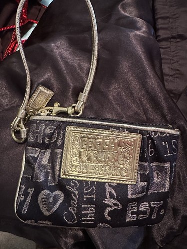 COACH POPPY COLLECTION BLACK & GOLD  SIGNATURE WRISTLET- NWT - Picture 1 of 5