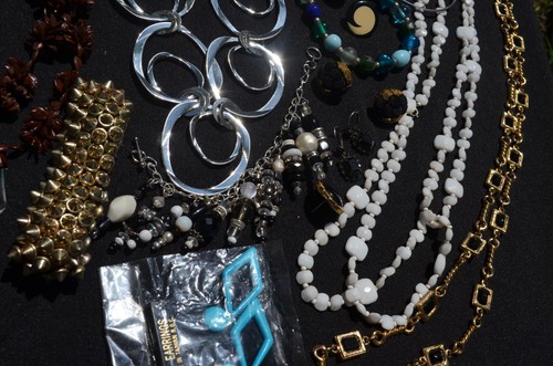 Vintage Jewelry All Wearable 2+ Pounds Long necklaces Bracelets Lot C - Picture 2 of 15