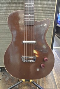 Silvertone-model-1304-Vintage-1960-Electric-Guitars-With-No-Case