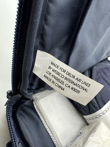 Delta Airlines Amenity Kit Calcetines Máscara CD Mangas Cepillo de Dientes Pegatina Kleenex Nuevo de Lote Antiguo - Imagen 8 de 9