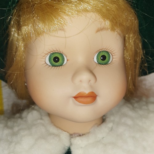 Abrigo y manguito vintage 1990 16 pulgadas porcelana rubia muñeca verde Navidad invierno - Imagen 2 de 7