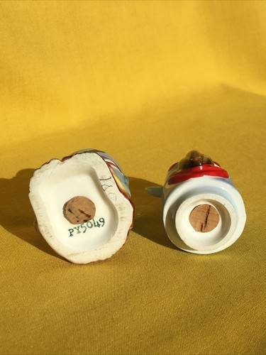 Vintage Unique Stacking Totem Pole Salt and Pepper Shakers Cork (Blue Red White) - Picture 8 of 8