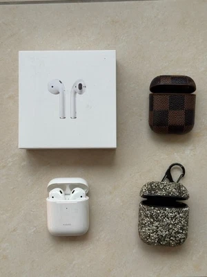 Apple AirPods 1. Generation mit Ladecase - Weiß inkl. case glitter und monogram - Bild 1 von 4