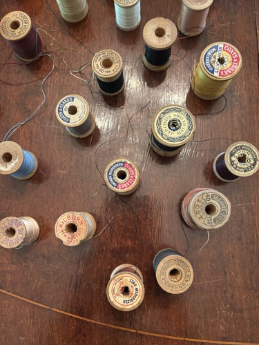 LARGE LOT WOODEN VINTAGE THREAD SPOOLS SOME WITH THREAD - Picture 7 of 22
