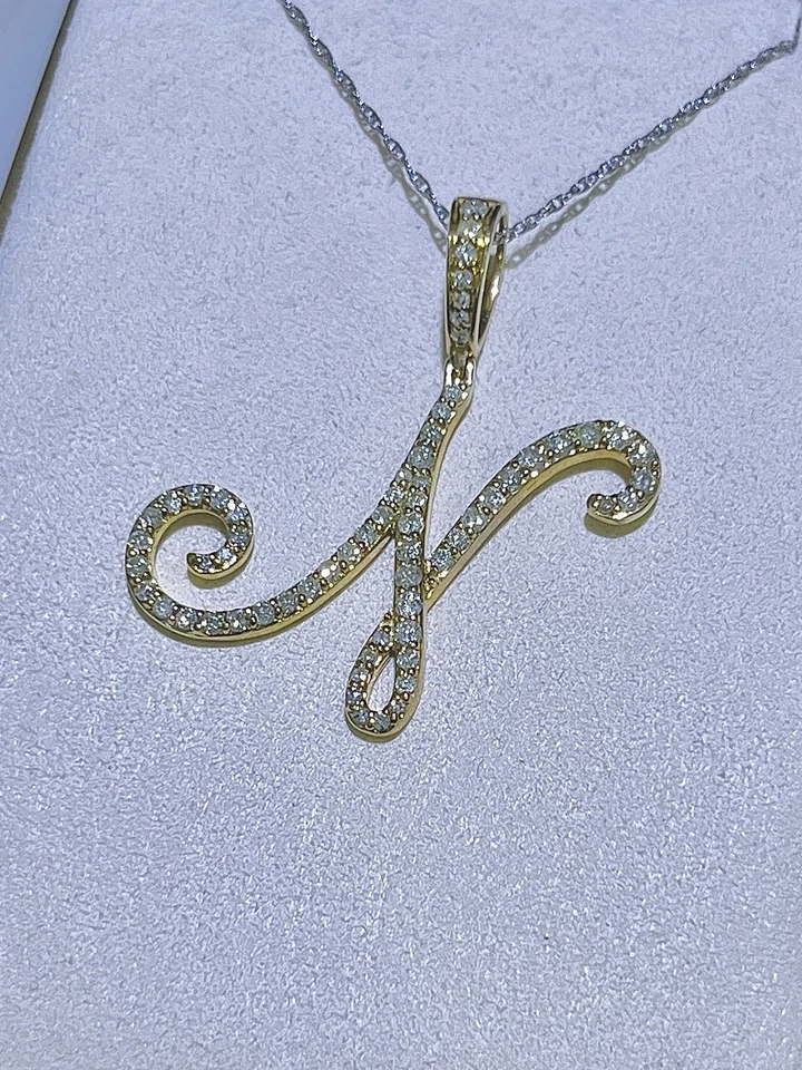 Colgante con inicial “N” de diamantes pavé en oro amarillo Foto 2 de 3