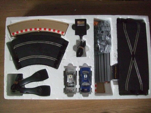 KOMPLETT VERPACKTES SUBARU CHALLENGE SCALEXTRIC SET. - Bild 3 von 14