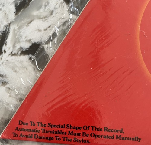 Neil Young Crazy Horse Reactor 10” Red Triangle Shaped Vinyl like new 1981. - Picture 4 of 4