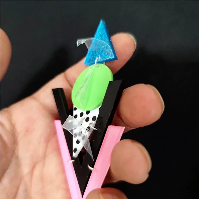 Pendientes Retro Geométricos Años 80 Largo Colgante Triángulos Tachuelas Plástico Grande Años 80 Foto 3 de 4