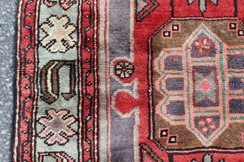 Mehrfarbiger Stammes geometrischer türkischer 2' 8"" x 5' 10"" roter handgeknüpfter Läuferteppich - Bild 4 von 5