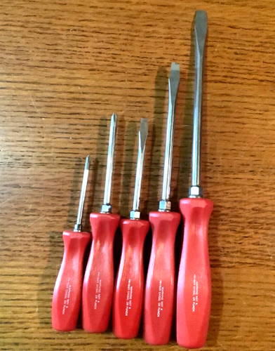 Lot of 5 Red Hard Handled Snap-on Screwdrivers 2 Phillips and 3 Flatheads New - Picture 2 of 5