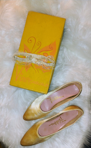 60er Jahre Damen Satin Hochzeit Brautschuhe Größe 8,5B plus Strumpfband - Bild 1 von 8