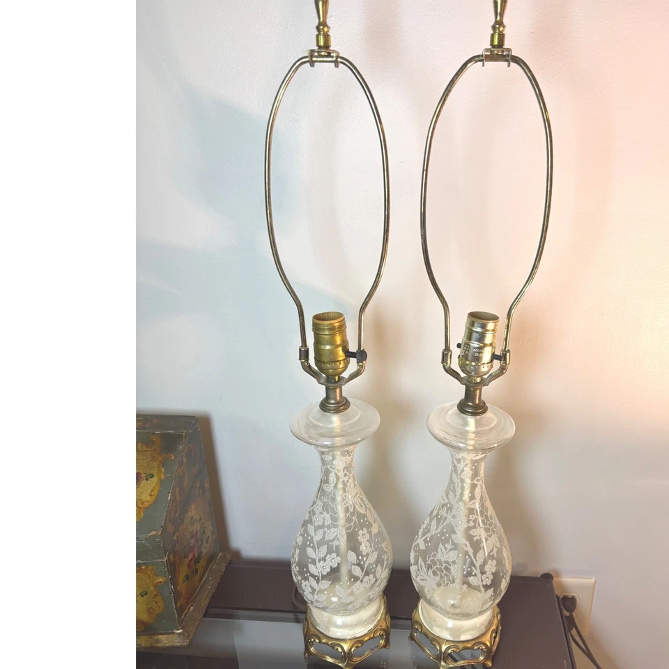 Par de lámparas de mesa toudoir vintage de vidrio grabado floral de Nueva York de los años 50 Foto 2 de 4