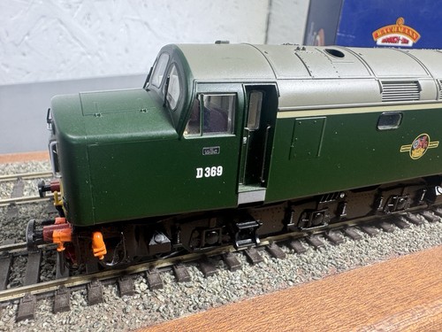 BACHMANN 'OO' GAUGE 32-481 BR GREEN CLASS 40 D369 DIESEL LOCOMOTIVE - Picture 8 of 21