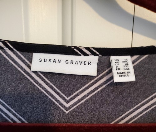 SUSAN GRAVER Top V Neck Black & White Stripes 1X - Picture 4 of 6
