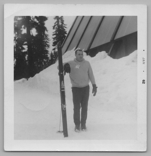 Hombre guapo de pie nieve sosteniendo esquís escena de invierno retrato * pliegue * rasgado - Imagen 2 de 3