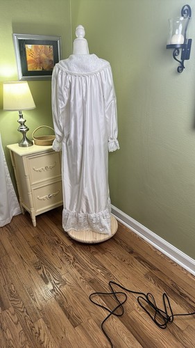 Vtg Vandemere Lace Collar Satin Nightgown Dressing Gown Robe Made In USA Small - Picture 5 of 9