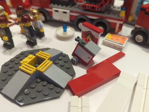 Lego City Feuerwache Konvolut ~ 60004 - 2 LKW, 6 Minifiguren, Motorrad WYSIWYG - Bild 14 von 15