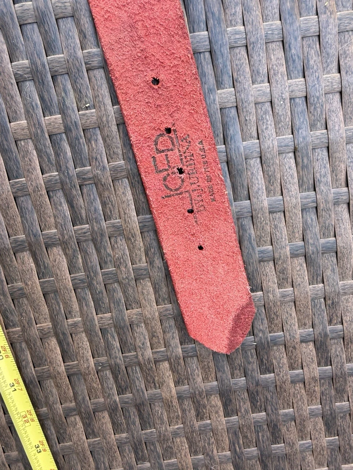 Cinturón de cuero vintage Nyovee Joed rojo recortado. Tachuelas de latón talla 36 34-38 medianas grandes Foto 3 de 4