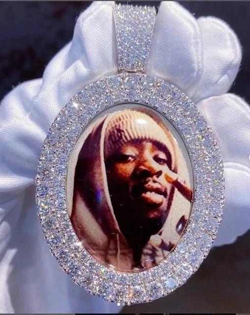 Colgante redondo de moissanita real de 2,50 quilates enchapado en oro blanco de 14 quilates para hombre Foto 4 de 4