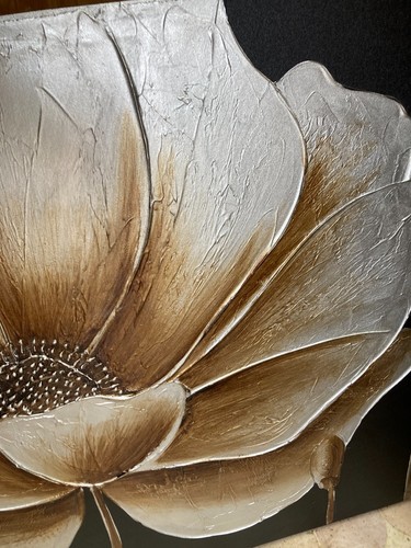 Colgante de pared grande estampado de flores negras y doradas sobre lienzo 90 x 70 cm - Imagen 3 de 5