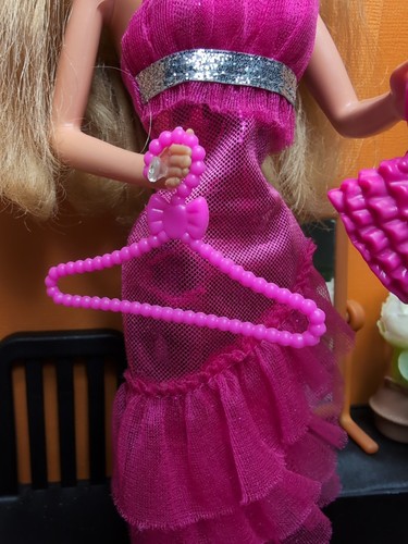 Vintage Barbie 2011 Fashionista abito/vestito + scarpe, borsa, collana, appendiabiti - Foto 6 di 19