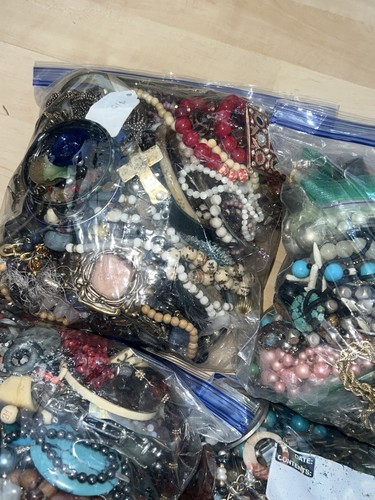 Huge Lot 30 Lbs High End Costume Fashion Jewelry - Wearable Resell - Vintage-Now - Picture 9 of 11