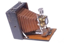 ENGLISH 9X12CM WOOD GLASS PLATE CAMERA 'THE NEWEST' SHUTTER, BROWN BELLOWS