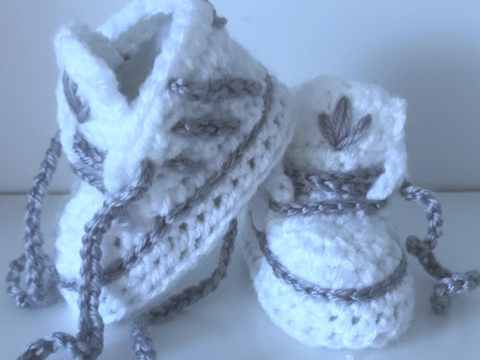 BABY HÄKELSCHUHE DEIN BABY NAME SNEAKER HANDSCHUHE HAND TURNSCHUHE HANDARBEIT GRAU WEISS