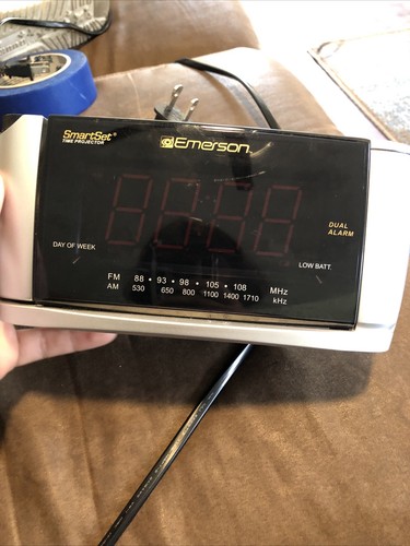 Emerson Research Smart Set CKS3516 Alarm Clock AM/FM Radio Time Projector - Picture 2 of 5