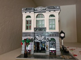 LEGO 10251 Creator Expert Brick Bank Set