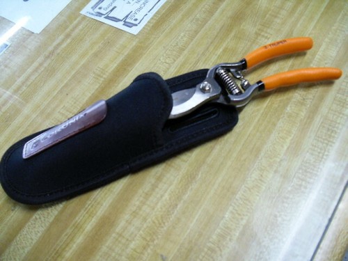 PODADORA DE BYPASS DE TRUPER T67 FORJADA POR GOTA Y FUNDA CON CLIP DE NAILON AC4510 - Imagen 7 de 8