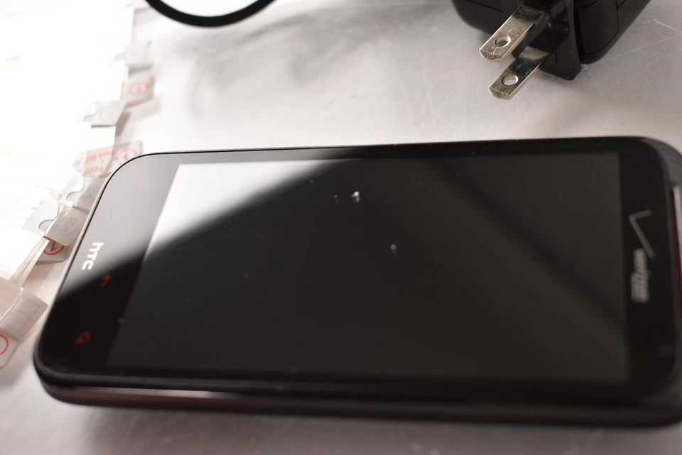 Teléfono celular inteligente HTC Rezound - negro (Verizon) ADR6425 4G LTE Foto 2 de 4