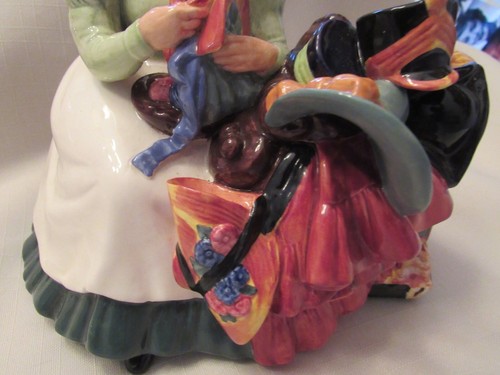 BEAUTIFUL ROYAL DOULTON "THE WARDROBE MISTRESS" HN2145 - ENGLAND - 1953 COPRIGHT - Picture 4 of 10