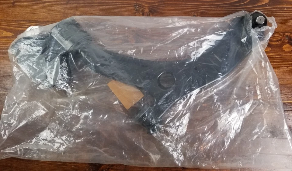 Conjunto de brazo de control y rótula delantero izquierdo inferior Mazda 3 Sport Foto 3 de 4