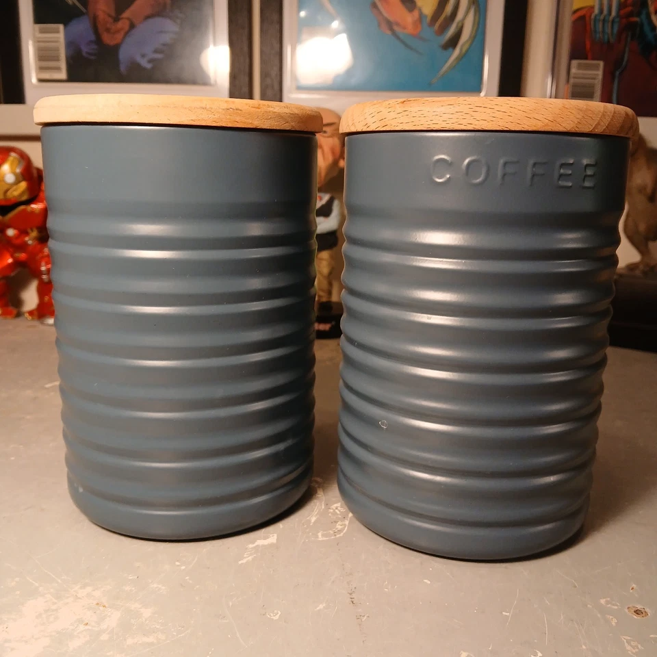 Juego de dos latas de almacenamiento de café con tapa de madera de metal Typhoon Ripple fuera de servicio 6,5" Foto 2 de 4