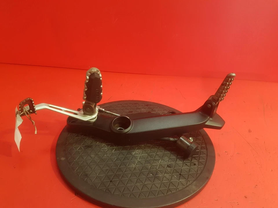DUCATI SCRAMBLER FOOTREST RIGHT REAR 2018 - Imagem 2 de 4