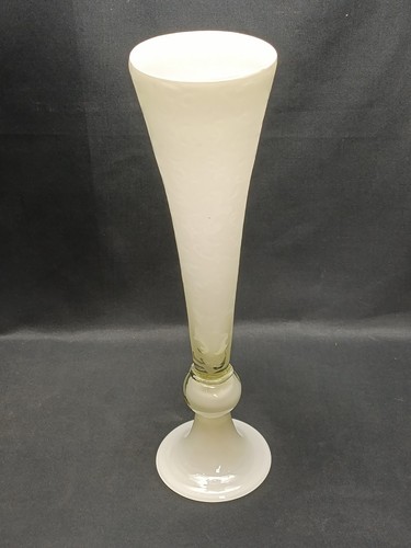 Vintage weiße Milchglas Trompetenvase floral geätztes Muster Sockel Kugelstiel - Bild 8 von 18