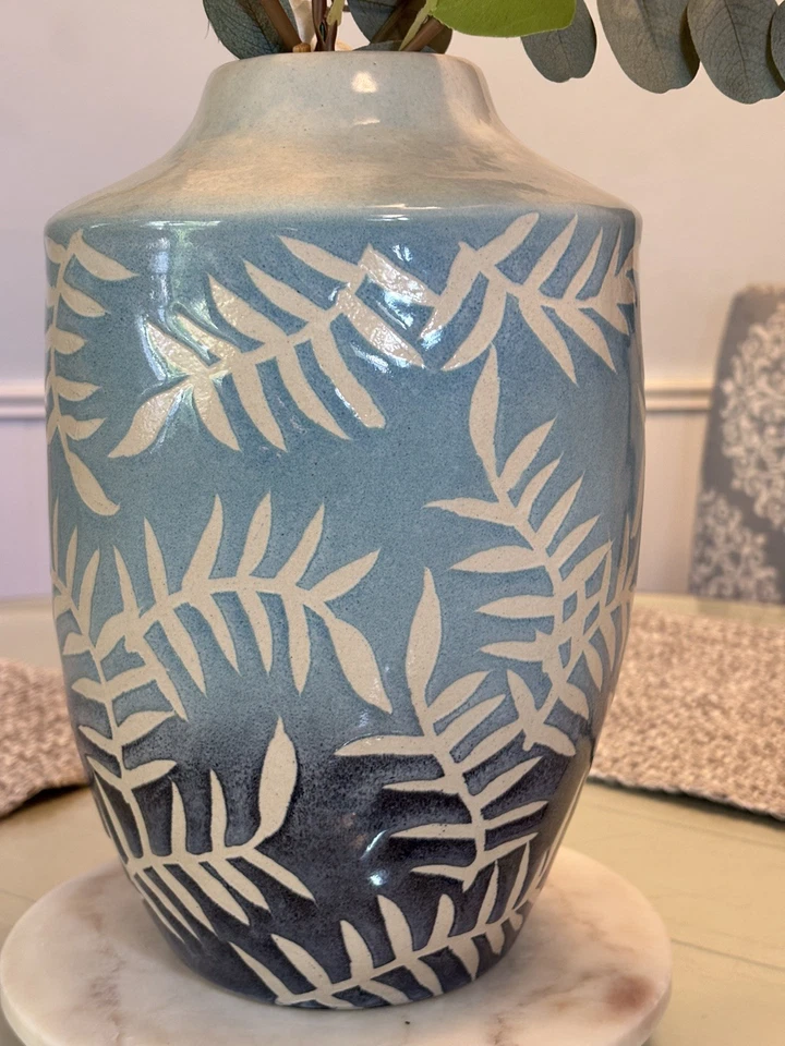 NOVO Vaso de Cerâmica Ombre LT Pintado à Mão Azul e Marinho 10,5” com Padrão de Folha em Relevo - Imagem 3 de 4