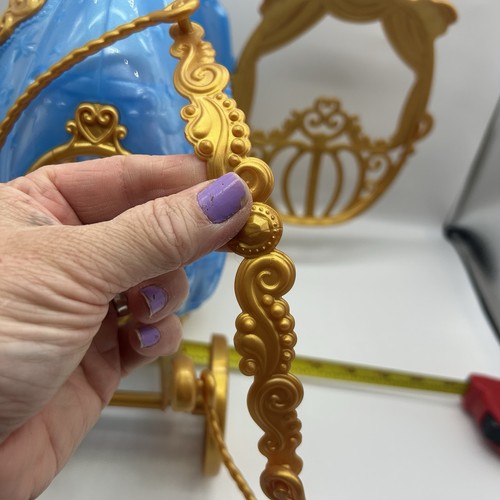 Disney Princess Cinderella Rollkutsche Gold Details 2023 ohne Pferd 13" x 13" - Bild 13 von 19