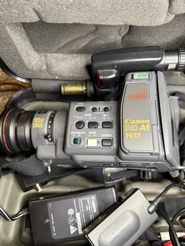 Videocámara Canon A1 Hi8 8 mm - Para piezas/reparación - Incluye batería, cargador y estuche rígido Foto 2 de 4