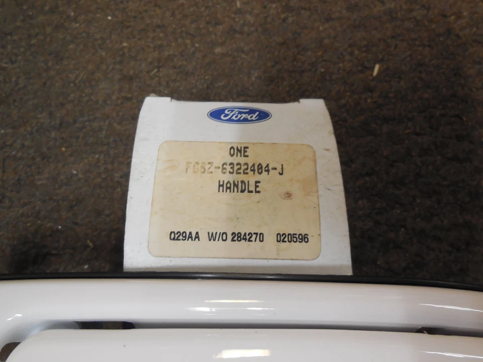 Manija de puerta exterior Ford Thunderbird 1996 1997 nuevo en stock con orificio para llave F6SZ-6322404-J RH Foto 2 de 3