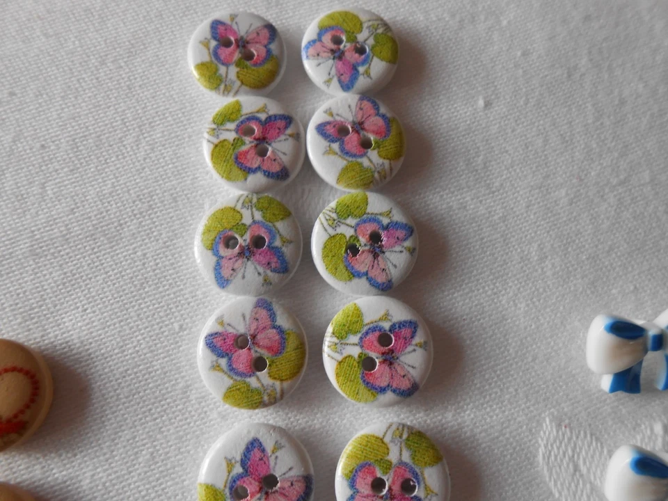 JOB LOT  SMALL BUTTONS CHILDREN'S BABIES KNITTEDS CRAFTS - Image 3 of 4