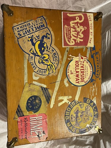 Antigua caja de patín de madera pintada de arte popular con pegatinas de época pin up - Imagen 10 de 21
