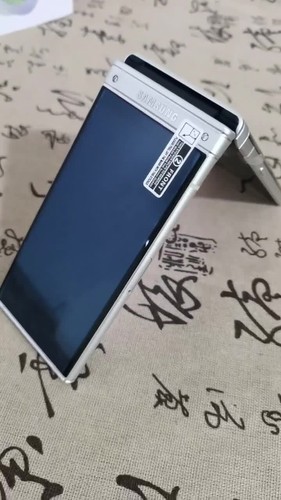 Samsung W2018 (SM-W2018) Android Unlocked 4G Snapdragon 835 Dual SIM Flip Phone - Video 1 van 1