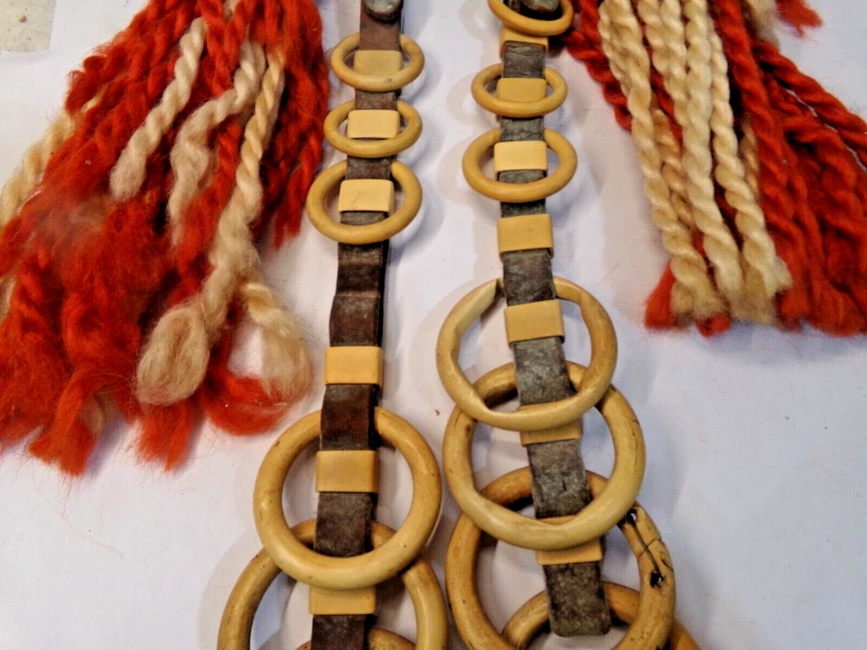 复古马吊带装饰 - 纱线、木材和皮革 - 一对 - 15 英寸长 — 第 3/4 张图片