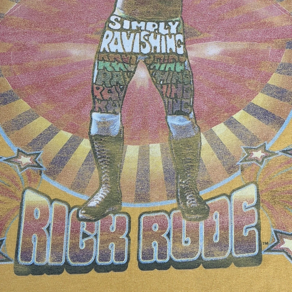 Camiseta De Colección 2003 LG Ravishing Rick Rude WWE Amarilla Envejecida Lucha Rara Foto 4 de 4