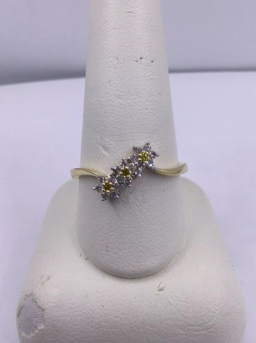 Drei Blumen gelbe und weiße Diamanten 14 Karat massiver Goldring (1063)
