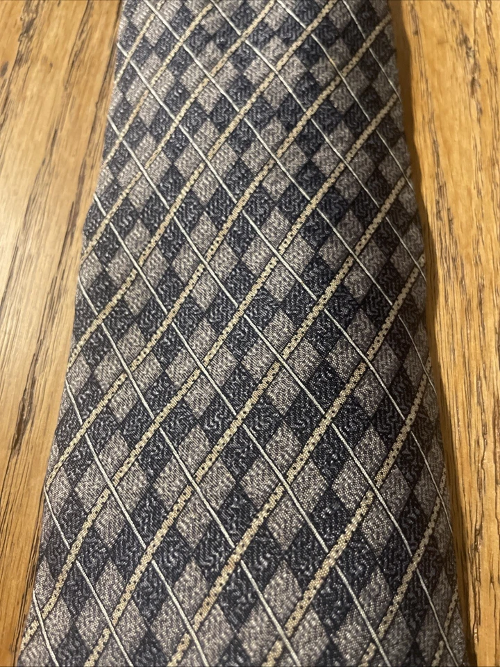 ¿Adivina vintage usada en excelente estado? Corbata de seda hecha en EE. UU. Paisley geométrica Argyle para hombre Foto 3 de 4