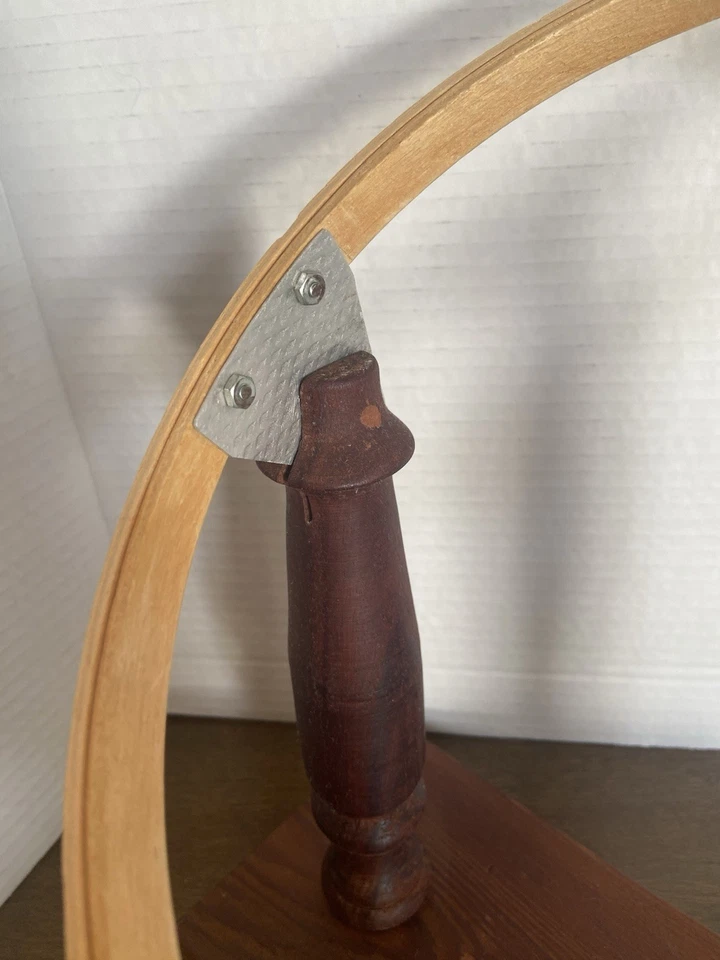 Vintage 9" embroidery cross stitch hoop on adjustable wood stand thumb screw - Image 3 of 4